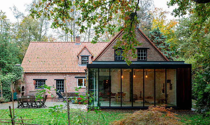 Landelijke woning met nieuwe aanbouw, zicht op tuin en gevel